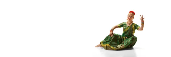 Stylowa Piękna Kobieta Tradycyjnym Stroju Indyjskim Tańcząca Białym Tle Studia — Zdjęcie stockowe