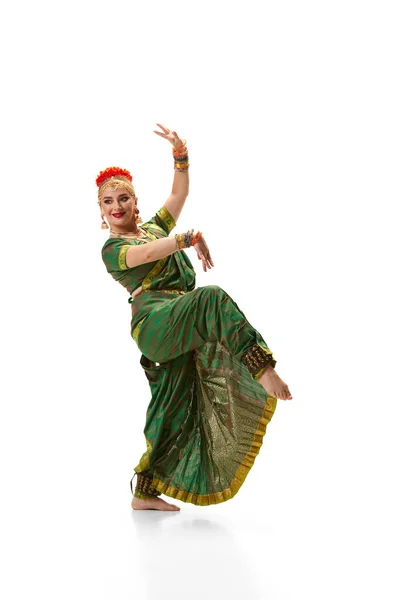 Młoda Piękna Kobieta Tradycyjnym Indyjskim Stroju Makijażu Taniec Białym Tle — Zdjęcie stockowe