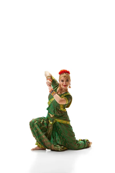 Mladá Krásná Žena Tradičních Indických Šatech Make Tanec Proti Bílému — Stock fotografie