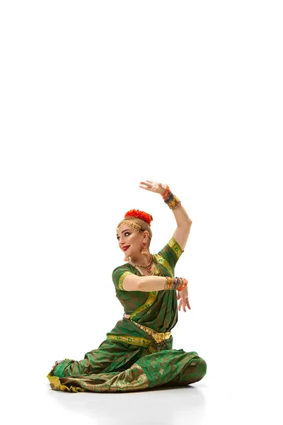 Podle Indiánských Tradic Krásná Žena Zelených Šatech Tančí Bílém Pozadí — Stock fotografie