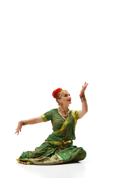 Seguindo Tradições Indianas Mulher Bonita Vestido Verde Dançando Contra Fundo — Fotografia de Stock