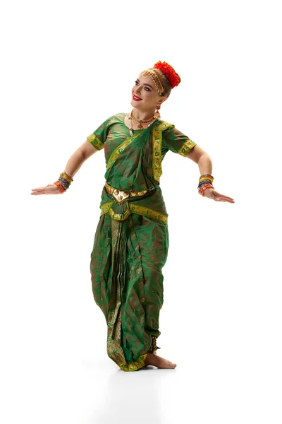 艺术优美的表演 穿着印度服装的女人在白人工作室的背景下跳传统舞蹈 美的概念 生活方式 — 图库照片