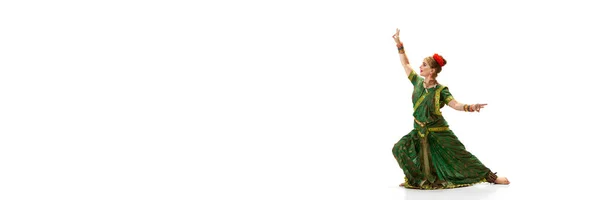 印度传统舞蹈的优雅 穿着绿色衣服的漂亮女人在白色工作室的背景下跳舞 美的概念 为广告复制空间 — 图库照片