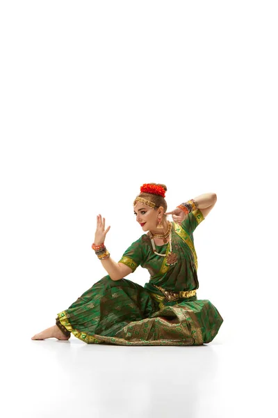 Elegancja Kultury Indyjskiej Piękna Kobieta Tańcząca Indyjski Taniec Białym Tle — Zdjęcie stockowe
