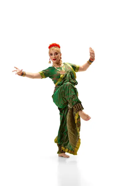 Художественная Танцовщица Женщина Традиционном Индийском Платье Танцует Белом Фоне Студии — стоковое фото