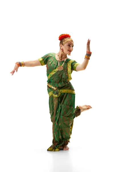 艺术舞蹈家 穿着传统印第安服装的女人 在白人工作室的背景下跳舞 美的概念 生活方式 — 图库照片