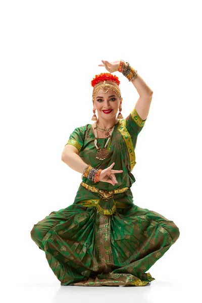 Привлекательная Талантливая Артистичная Женщина Индийском Костюме Танцует Индийский Танец Белом — стоковое фото