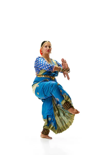 Elegante Artistieke Indiaanse Vrouw Traditionele Jurk Dansen Tegen Witte Studio — Stockfoto