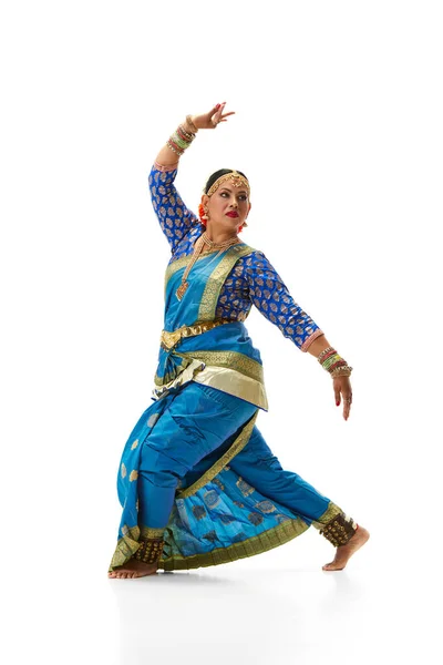 印度美丽的女人穿着雅致的蓝色衣服在白色的工作室背景下跳着传统的舞蹈 美的概念 生活方式 — 图库照片