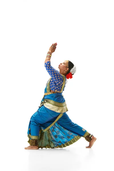 Elegante Artistieke Indiaanse Vrouw Traditionele Jurk Dansen Tegen Witte Studio — Stockfoto