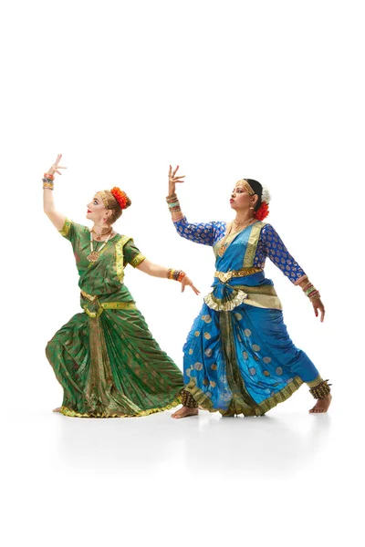 Taniec Sattriya Kobiety Pięknych Tradycyjnych Indyjskich Sukienkach Tańczące Białym Tle — Zdjęcie stockowe