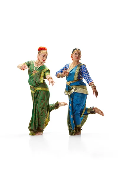 Sattriya Baila Mujeres Hermosos Vestidos Indios Tradicionales Bailando Sobre Fondo —  Fotos de Stock