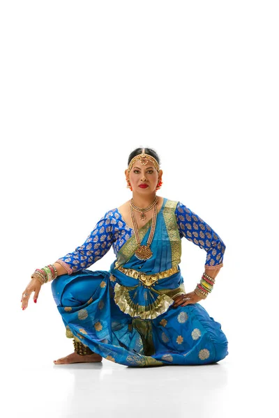 Indische Schöne Frau Tanzt Traditionellen Tanz Elegantem Blauen Kleid Vor — Stockfoto