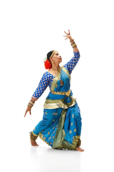 Krásná Zralá Indická Žena Tradičních Šatech Tanec Indický Tanec Bílém — Stock fotografie