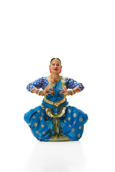 Mulher Indiana Madura Bonita Vestido Tradicional Dança Indiana Contra Fundo — Fotografia de Stock