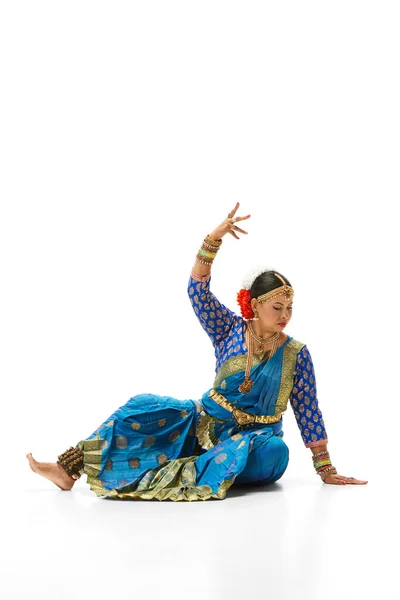 穿着传统服饰的漂亮而成熟的印度女人在白人工作室的背景下跳印第安舞 美的概念 生活方式 — 图库照片