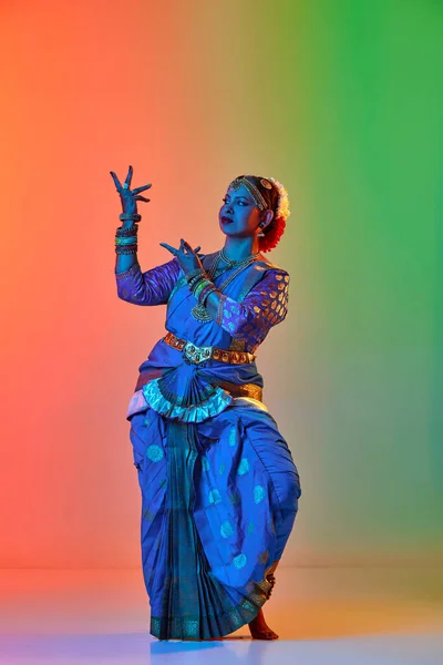 Odissi舞蹈 在霓虹灯下 穿着传统服饰在渐变工作室背景下跳舞的漂亮而成熟的印度女人 美的概念 — 图库照片