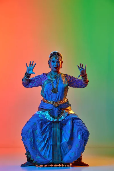 在霓虹灯下 穿着传统服饰的优雅 艺术的印度女人在渐变的工作室背景下跳舞 美的概念 生活方式 — 图库照片