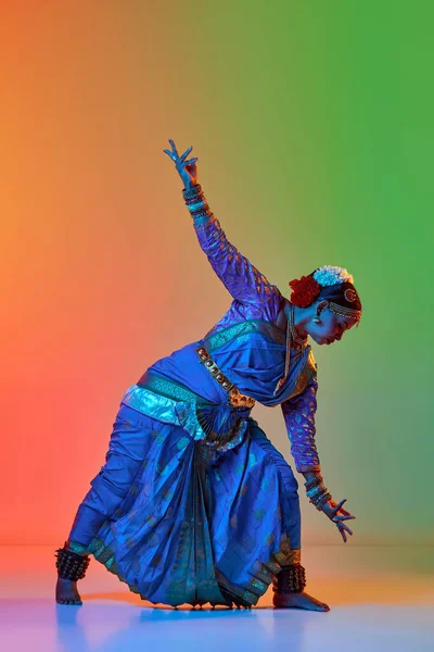 ネオンライトのグラデーションスタジオの背景に対して踊る伝統的なドレスのエレガントで芸術的なインドの女性 美しさ ファッション インド ライフスタイル 芸術の概念 アドベンチャー — ストック写真