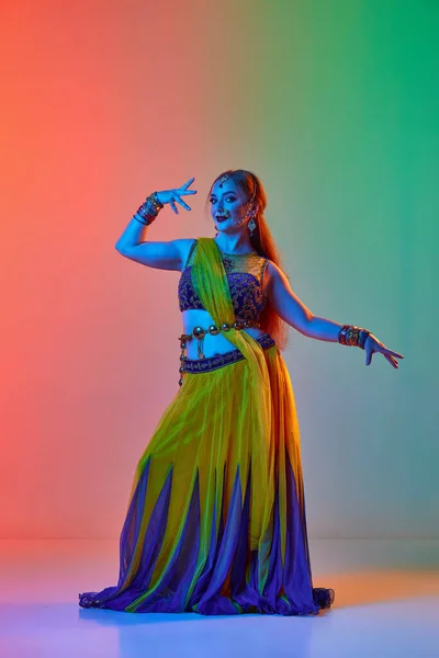 Geleneksel Hint Elbiseli Makyajlı Genç Bir Kadın Neon Işıklarıyla Dans — Stok fotoğraf