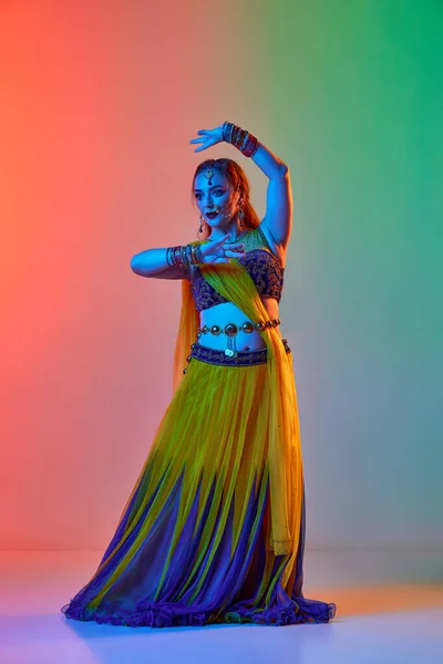 Odissi舞蹈 在霓虹灯下 穿着传统服饰的年轻漂亮女子在倾斜的工作室背景下跳舞 美的概念 生活方式 — 图库照片