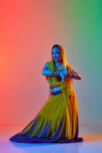Odissi舞蹈 在霓虹灯下 穿着传统服饰的年轻漂亮女子在倾斜的工作室背景下跳舞 美的概念 生活方式 — 图库照片