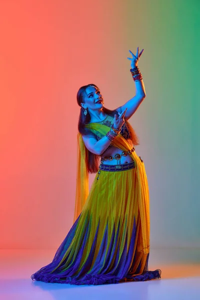 オディシダンス ネオンでのグラデーションスタジオの背景に対してメイクやアクセサリーを踊るインドのコスチュームの美しい女性 ファッション インド アートの概念 アドベンチャー — ストック写真