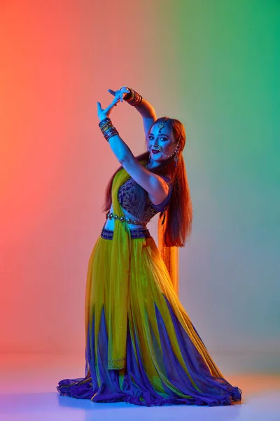 Seguindo Tradição Asiática Mulher Vestido Indiano Maquiagem Acessórios Dançando Contra — Fotografia de Stock