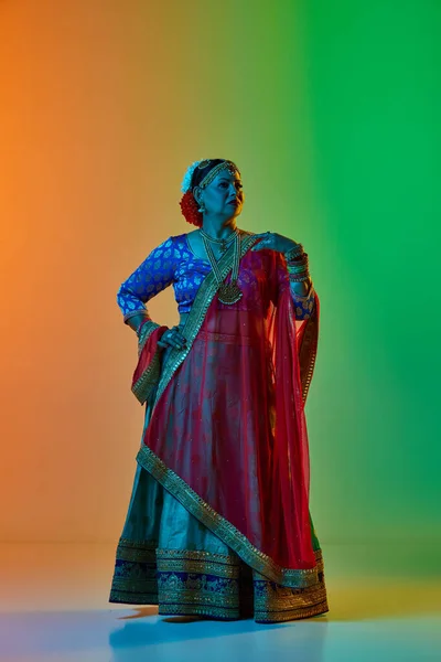 美丽的印度女人 穿着传统服装 在霓虹灯下与渐变工作室背景相对照 美的概念 — 图库照片
