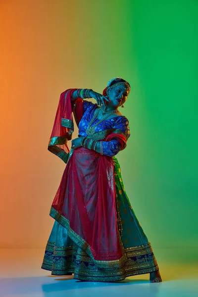 Güzel Gülümseyen Olgun Hintli Kadın Geleneksel Hint Elbisesiyle Neon Işıklarıyla — Stok fotoğraf