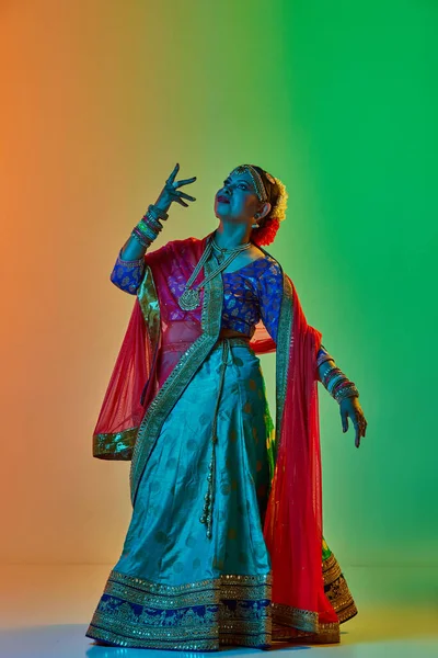 美丽的印度女人 穿着传统服装 在霓虹灯下与渐变工作室背景相对照 美的概念 — 图库照片