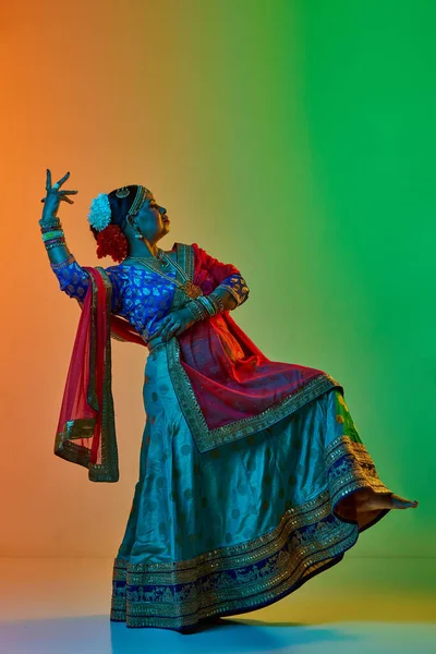 Индийская Культура Зрелая Красивая Индийская Женщина Традиционной Одежде Платье Позирует — стоковое фото