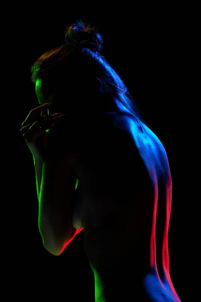 Zachte Sensuele Naakte Vrouw Poserend Tegen Zwarte Studio Achtergrond Neonlicht — Stockfoto
