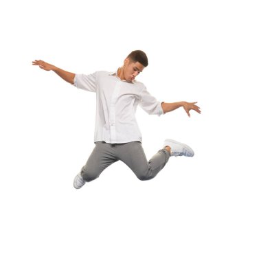 Komik mim duyguları. Beyaz arka planda izole edilmiş genç ve şık bir adam. Keyif. Gençlik kavramı, aktif yaşam tarzı, motivasyon, duygular ve yüz ifadesi. Ad