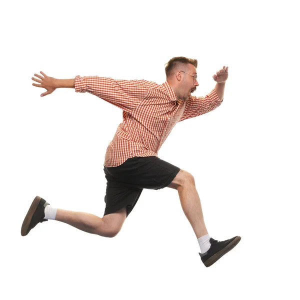 Pria Stylish Berlari Dalam Lompatan Terisolasi Pada Latar Belakang Putih — Stok Foto