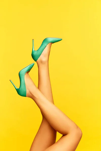 Female Slender Legs Wearing Stylish Heeled Green Shoes Animal Print — Stock Photo, Image