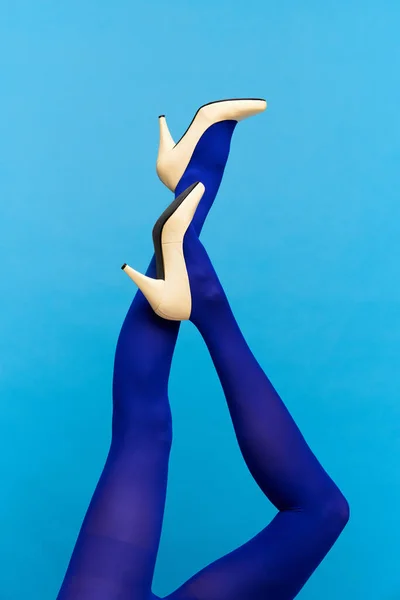 Štíhlé Ženské Nohy Stylových Bílých Botách Podpatky Modrých Punčocháčích Modrém — Stock fotografie