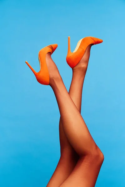 Slender Womans Legs Wearing Stylish Heeled Orange Shoes Blue Background — Stock Photo, Image