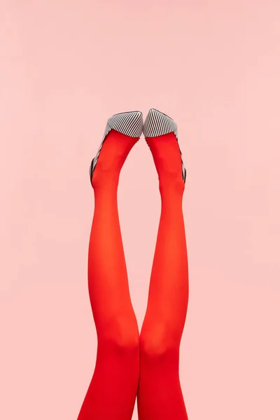 Elegantní Vzhled Štíhlé Ženské Nohy Jasně Červených Punčocháčích Stylových Podpatcích — Stock fotografie