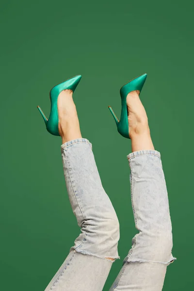Female Slender Legs Wearing Stylish Green Heeled Shoes Casual Jeans — Stock Photo, Image