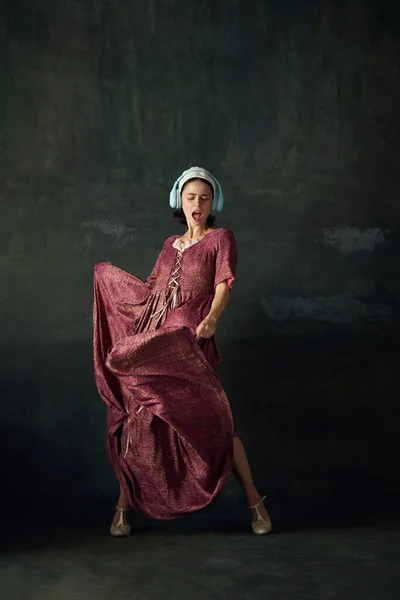 Wanita Abad Pertengahan Dengan Gaun Renaisans Yang Elegan Pembantu Mendengarkan — Stok Foto
