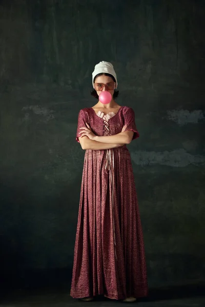 Portret Eleganckiej Młodej Kobiety Wizerunku Średniowiecznej Pokojówki Ubranej Historyczny Strój — Zdjęcie stockowe