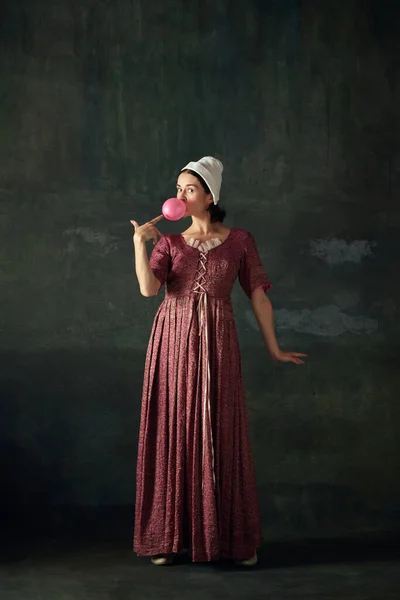 Elegant Young Woman Image Medieval Maid Wearing Historical Attire Eating — Stock Photo, Image