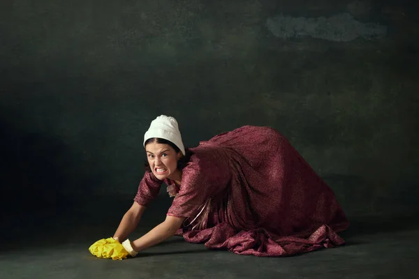 Oda Servisi Duygusal Genç Bir Kadın Ortaçağ Insanı Rönesans Kostüm — Stok fotoğraf