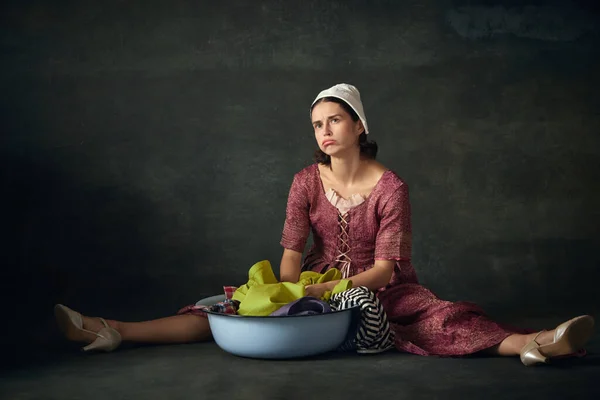 Wanita Muda Lelah Dengan Kostum Pembantu Abad Pertengahan Duduk Lantai — Stok Foto