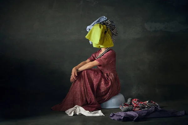 Vrouw Kostuum Van Middeleeuws Dienstmeisje Zittend Vloer Met Wasgoed Het — Stockfoto