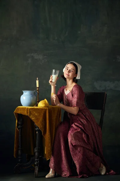Wanita Cantik Pembantu Abad Pertengahan Dalam Pakaian Sejarah Minum Susu — Stok Foto