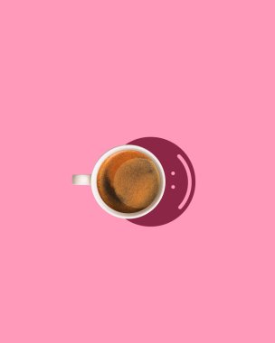 Keyfin yerinde. Taze, lezzetli, aromatik koyu kahve, americano, pembe arka planda izole edilmiş fincanda espresso. Popüler içki ve tat kavramı. Minimum tasarım. Reklam için boşluk kopyala. El ilanı