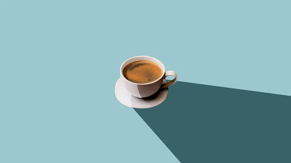 杯子里有鲜美的黑咖啡 美式咖啡 背景是蓝色的 天然咖啡的味道 流行饮料的概念 最小的设计 为广告复制空间 — 图库照片