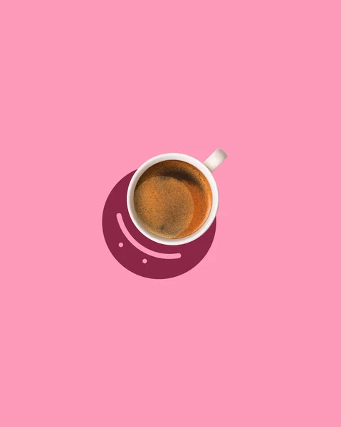 拒绝坏心情 顶部的新鲜的 美味的 芳香的黑咖啡 美式咖啡 浓缩咖啡与粉红色背景隔离 流行饮料的概念 最小的设计 为广告复制空间 — 图库照片